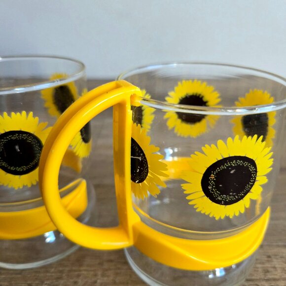 2 vintage sunflower glass coffee or tea cups/mugs/glasses with yellow handles. - Picture 7 of 7